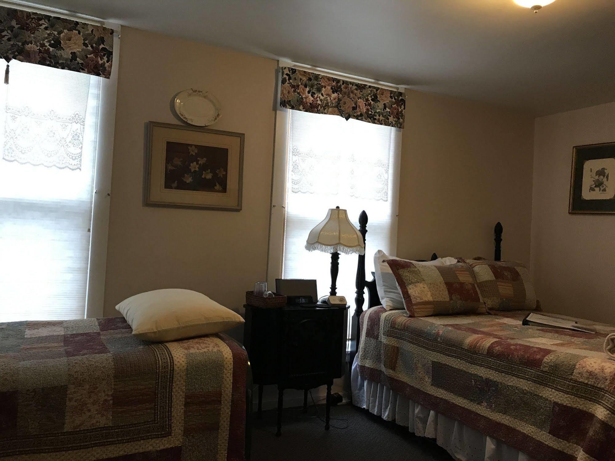 The Brewster Inn Dexter Bagian luar foto